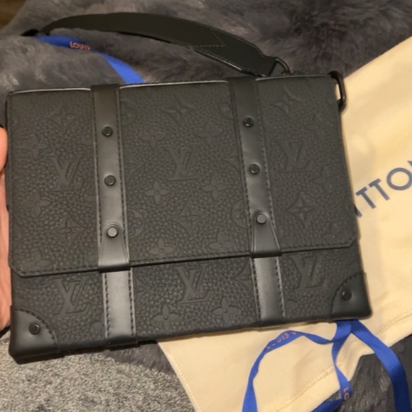 Louis Vuitton Mens messenger bag - Picture 3 of 4